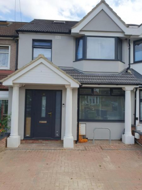Beautiful family home, Free Parking, 30min Heathrow, 40min Wembley, 60min Central London